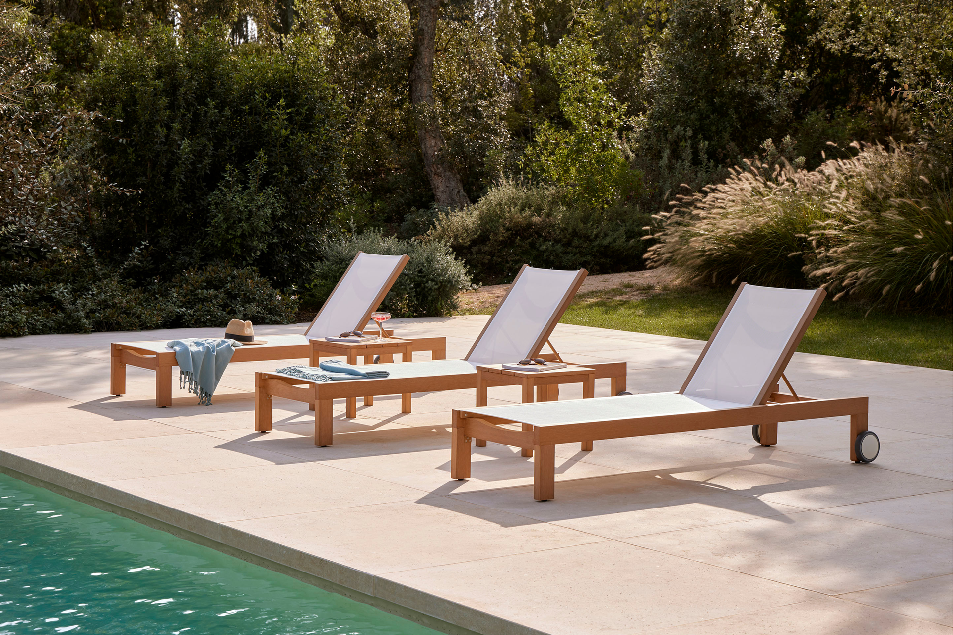 KAHN CHAISE WITH TEXTILINE