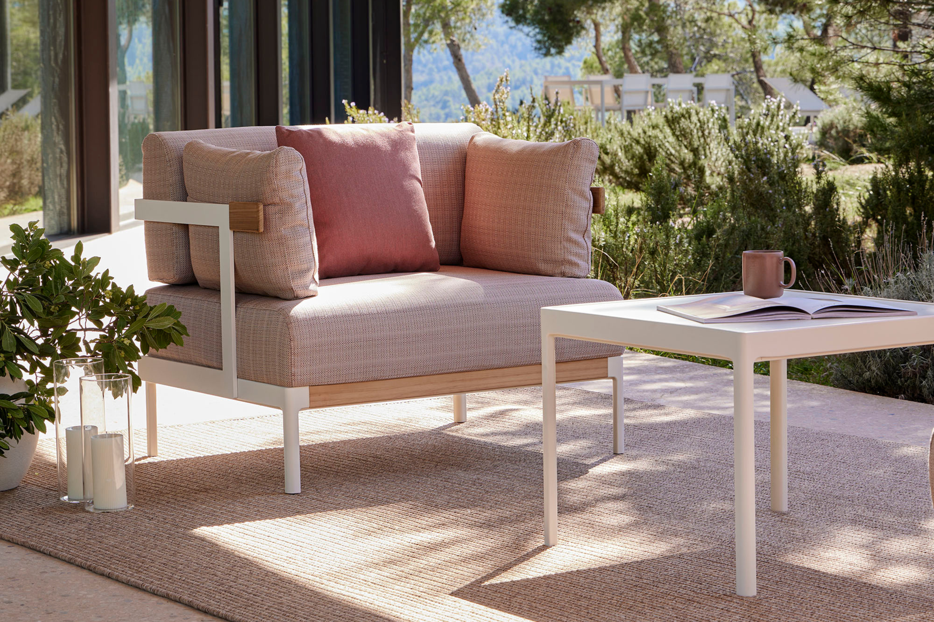 LEGACY ESSENCE LOUNGE CHAIR