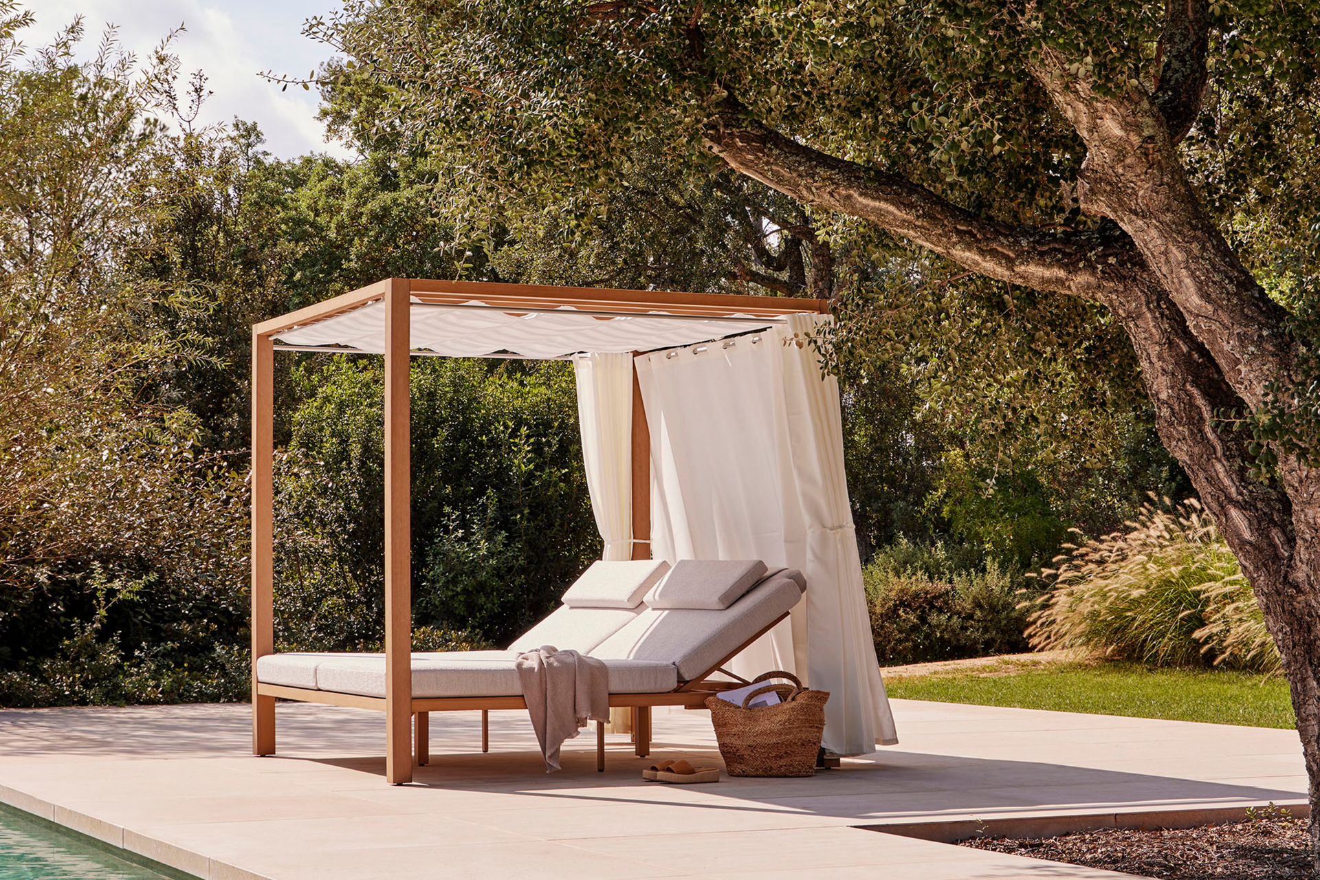 KAHN DOUBLE CHAISE WITH CURTAINS 