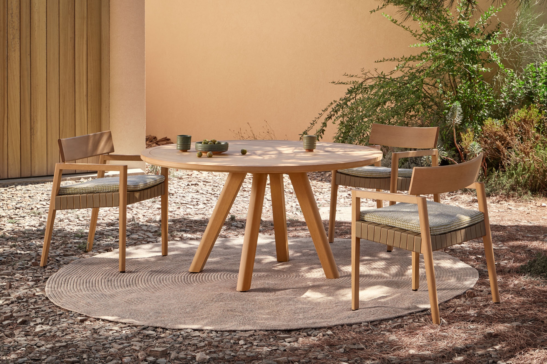 KUBIK ROUND DINING TABLE 